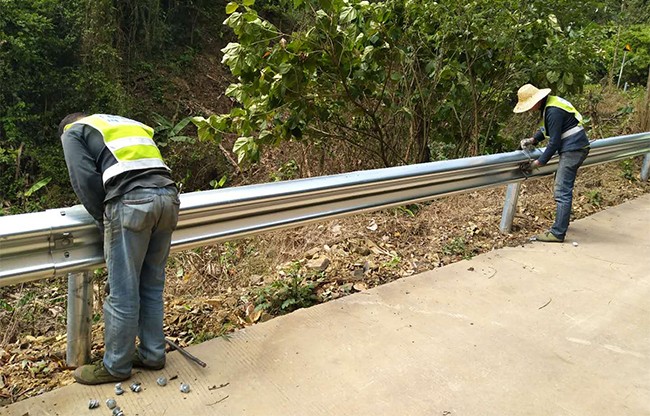 湖州高速公路护栏的定期维护与保养